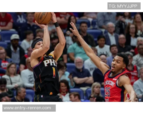 布克手感低迷却助攻频频半场仅得6分4失误展现团队配合